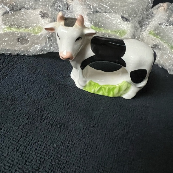 Kemp & Beatley Ceramic Cow Napkin Rings - Picture 2 of 3